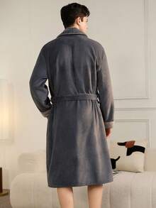 男士法兰绒披肩领长款蓬松睡袍，带口袋和腰带，刺绣字母设计，适合秋冬季节，舒适保暖