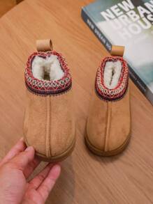 A Pair Of Children's Short Boots With Thermal Lined, Ultra-Thick Plush Children's Snow Boots, Stylish Slip-On Boots With Braided Decoration, Suitable For Boys And Girls To Wear Indoors And Outdoors, For Skiing, And During Festivals And Winter.