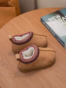 A Pair Of Children's Short Boots With Thermal Lined, Ultra-Thick Plush Children's Snow Boots, Stylish Slip-On Boots With Braided Decoration, Suitable For Boys And Girls To Wear Indoors And Outdoors, For Skiing, And During Festivals And Winter.