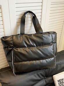 暗黑系列绗缝羽绒托特包，机能风格与极简美学的碰撞。采用优质材质，触感如同羽绒般蓬松柔软，立体绗缝工艺塑造建筑轮廓。两侧设有隐藏式拉链口袋，主隔层采用大容量设计。 - 黑色 - 查看 8