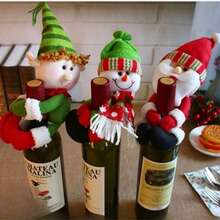 Świąteczne dekoracje: Święty Mikołaj i bałwan trzymający czerwony pokrowiec na butelkę wina/szampana, dekoracja baru i restauracji