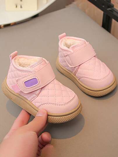 1 双婴儿学步鞋，采用柔软粉色菱形图案绗缝和加厚毛绒，带钩环，即时温度调节，棕色粉末，防溅，齿纹鞋底，脚趾保护，圆头且温暖，适合 12-18 个月室内爬行
