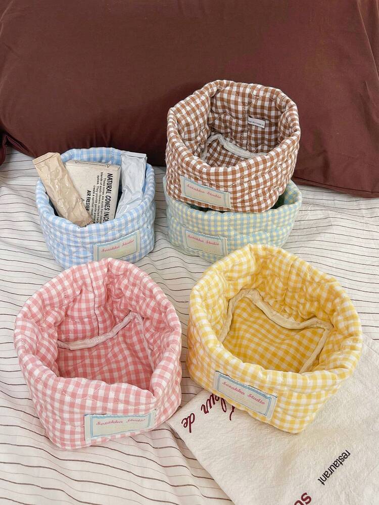 1个甜美可爱大容量圆形桌面收纳篮，圆形格子心形绗缝收纳篮，时尚绗缝柔软便携，可装饰房间书桌，用作客厅书桌收纳篮，可存放化妆刷、护肤品、化妆品、口红、护手霜、硬币、发夹等，可作为礼物送给朋友、家人、女朋友，适合情人节、圣诞节等场合。 - 彩色 - 查看 3