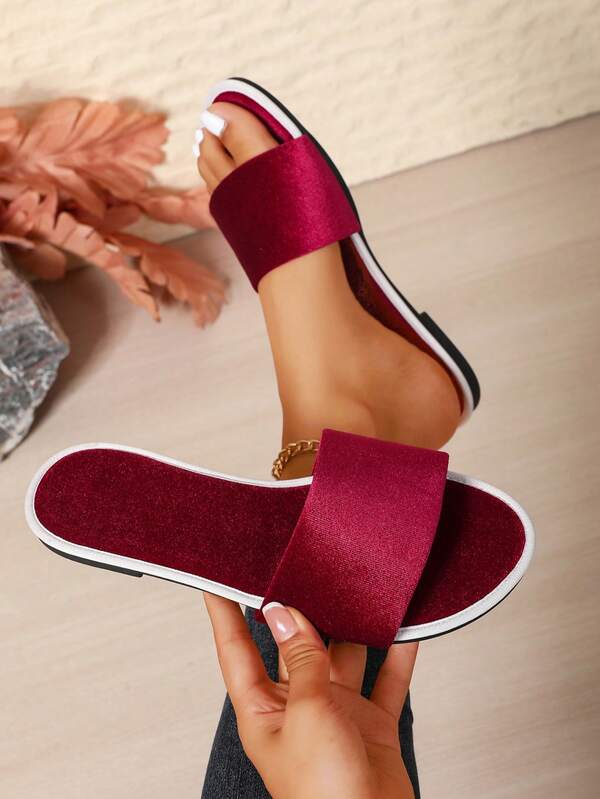 صنادل نسائية مريحة بتصميم بسيط وعملي للارتداء اليومي الكاجوال في الصيف. متوفرة باللون الأسود، البيج، الأحمر، البنفسجي، الوردي، الأخضر الزيتوني، الأصفر، الرمادي