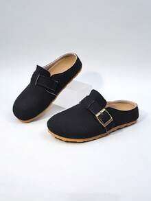 زوج من الشباشب المرنة للأطفال، مزينة بإبزيم معدني، من مادة الغزال، مريحة ومانعة للانزلاق، ذات حزام مغلق للأصبع، كعب مسطح بيج، كاجوال رجعي، مناسبة للارتداء اليومي