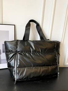 暗黑系列绗缝羽绒托特包，机能风格与极简美学的碰撞。采用优质材质，触感如同羽绒般蓬松柔软，立体绗缝工艺塑造建筑轮廓。两侧设有隐藏式拉链口袋，主隔层采用大容量设计。 - 黑色 - 查看 10