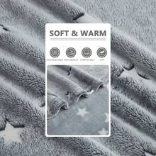 1件灰色星星图案设计，夜光法兰绒毯。采用优质法兰绒面料制成，柔软亲肤，是青少年的理想之选。温暖舒适，非常适合沙发、卧室和旅行使用。是馈赠亲朋好友的绝佳礼物。 - 淺灰色五角星 - 查看 8