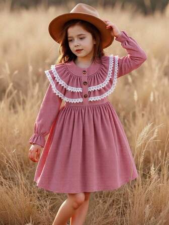 小女孩灯芯绒甜美风格连衣裙，圆领，多层荷叶边领口配白色蕾丝花边，前中心有 3 颗棕色纽扣，收腰设计，喇叭袖，适合日常休闲、生日派对、学前活动等。秋冬季