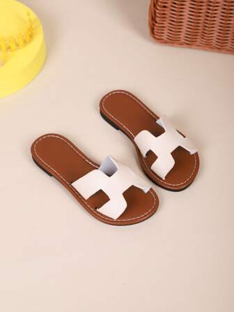 一双新款夏季儿童拖鞋，配色，儿童外穿拖鞋，夏季小女孩软底时尚凉鞋，休闲女童公主鞋，防滑沙滩鞋，室内外均可，适合小男孩