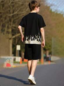 2 Stücke/Set Sommer Outfit für Teenager Jungen mit Kurzarm Top mit Flammen- & Buchstabenprint und Shorts, sportlicher Street-Style