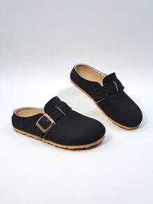 زوج من الشباشب المرنة للأطفال، مزينة بإبزيم معدني، من مادة الغزال، مريحة ومانعة للانزلاق، ذات حزام مغلق للأصبع، كعب مسطح بيج، كاجوال رجعي، مناسبة للارتداء اليومي