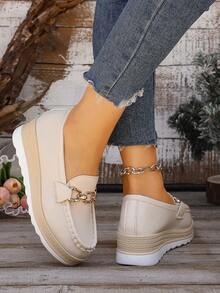 Mocassini casual comodi con decorazione a catena metallica e zeppa, adatti per uso quotidiano