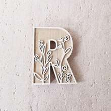 1 pieza Ornamento de letra tallada con flores inglesas de madera que se puede colgar. Decoraciones de Acción de Gracias y Navidad. Decoración única para la habitación, arte de pared, decoración de boda, estilo de campo francés. Decoración de madera con flores talladas - Perfecto para el hogar, la cocina o la decoración de la boda - Versátil, adecuado para exhibición en el escritorio