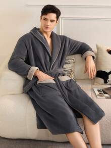 男士法兰绒披肩领长款蓬松睡袍，带口袋和腰带，刺绣字母设计，适合秋冬季节，舒适保暖