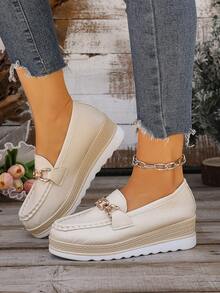 Mocassini casual comodi con decorazione a catena metallica e zeppa, adatti per uso quotidiano