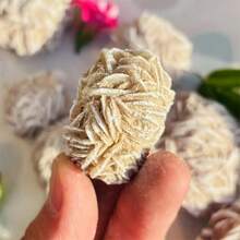 1 paquete de cuentas de piedra rosa del desierto, 100g/3.55oz, formación mineral natural de yeso selenita, colección de piedras de rosa de arena, acento decorativo espiritual para el hogar, para claridad y orientación, 0.787-1.57in