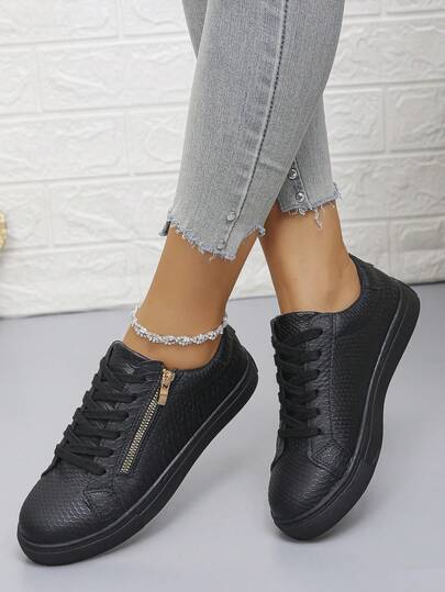 Zapatillas casuales negras nuevas para mujer, material de piel de serpiente PU, cordones clásicos con cremallera lateral, sencillas y cómodas para uso casual al aire libre (corren pequeñas)