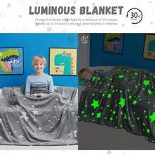 1件灰色星星图案设计，夜光法兰绒毯。采用优质法兰绒面料制成，柔软亲肤，是青少年的理想之选。温暖舒适，非常适合沙发、卧室和旅行使用。是馈赠亲朋好友的绝佳礼物。 - 淺灰色五角星 - 查看 4