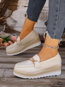 Mocassini casual comodi con decorazione a catena metallica e zeppa, adatti per uso quotidiano