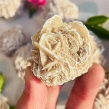 1 paquete de cuentas de piedra rosa del desierto, 100g/3.55oz, formación mineral natural de yeso selenita, colección de piedras de rosa de arena, acento decorativo espiritual para el hogar, para claridad y orientación, 0.787-1.57in