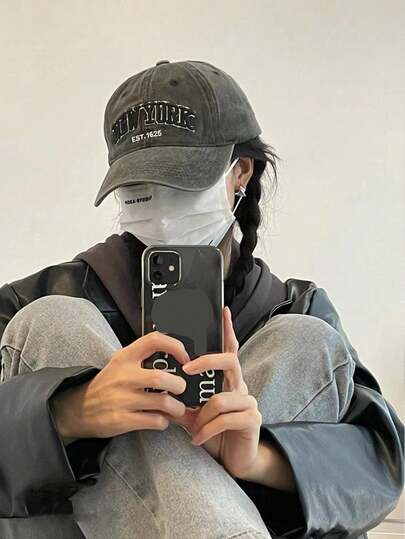 1頂中性字母刺繡棒球帽，適用於戶外休閒、日常穿搭、男女童裝、街頭文化等，是送禮自用兩相宜的單品