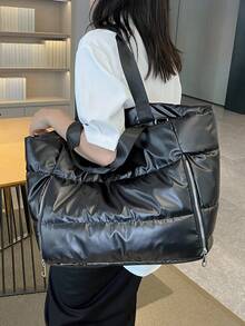 暗黑系列绗缝羽绒托特包，机能风格与极简美学的碰撞。采用优质材质，触感如同羽绒般蓬松柔软，立体绗缝工艺塑造建筑轮廓。两侧设有隐藏式拉链口袋，主隔层采用大容量设计。 - 黑色 - 查看 9