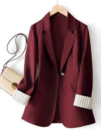 Damkavaj med randig lappmönster och en knapp, vanlig manschett