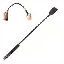 1 pieza Este látigo de montar negro combina un estilo elegante con un potencial picante. La longitud de 45 cm ofrece un control perfecto, ni demasiado largo ni demasiado corto. El mango trenzado se siente firme en la mano, mientras que los acentos dorados le dan un toque de lujo. Úselo para provocar, guiar o agregar sensaciones emocionantes: una herramienta elegante para aumentar los momentos íntimos. Ya sea que esté explorando nuevas dinámicas o dando un toque de emoción a los juegos de rutina.