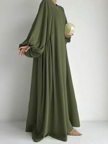 一件柔软透气亲肤的褶皱设计时尚百搭女式长袍，适合日常穿着。