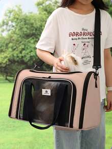 1个可折叠宠物包，方便携带和存放，适合体重20磅以下的猫狗。采用透气网布和拉链开口设计，轻便易携，配有肩带和顶部提手，是宠物旅行、飞机、汽车、通勤、户外野餐、露营、看兽医的理想之选，也是宠物爱好者的必备品。