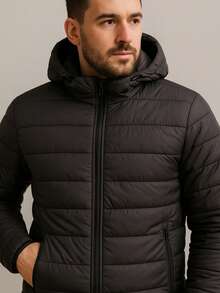 Chamarra acolchada ligera para hombre con gorro desmontable, cierre frontal y bolsillos con cremallera - Negro - Ver 3