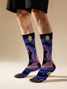 1 par de calcetines morados con estampado de remolino y bruja, calcetines versátiles de poliéster de media pantorrilla de impresión digital duradera para uso diario y celebraciones, ideales para eventos y regalos de Halloween