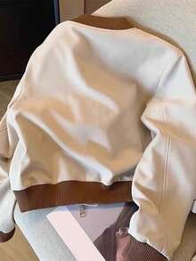 SAOYANGYU 女士休闲日常拼接撞色罗纹棒球夹克，小徽章装饰，宽松拉链款，270克梭织面料，春季款 - 杏色 - 查看 2