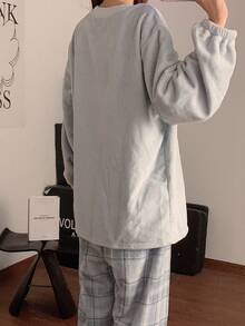 两件套女士格子印花法兰绒蓬松睡衣套装，圆领长袖上衣搭配长裤，秋冬季保暖舒适。