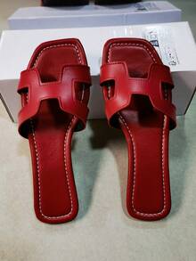 Letnie nowe sandały w kształcie litery H z 2025 roku, proste, codzienne kapcie na plażę dla kobiet, jednolity kolor, eleganckie, skórzane, na plażę, wakacje, do domu, na imprezę, na zewnątrz, lato