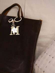 1个高级优雅金色字母钥匙扣，A-Z字母3D吊坠，配樱花挂饰，时尚合金钥匙圈，可作背包挂饰或汽车钥匙链，是女士的完美配饰，情侣礼物，经典简约钥匙扣，装饰品，包包挂饰，非常适合送给朋友、家人、情侣、女友，也是一份重要的礼物和节日纪念品。 - 彩色 - 查看 8