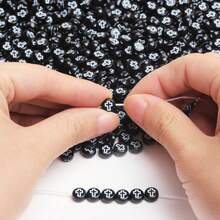 200/600Pcs 6mm Square/7mm Flat Round Acrylic Beads Cross Pattern Beads Loose Spacer Beads For Jewelry Making DIY Bracelets Accessories - Nền đen với chữ trắng/Oblate - Xem 2