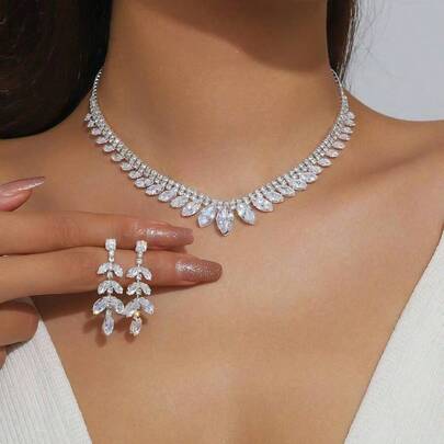 1 套闪亮水钻项链和耳环首饰套装，适合女士派对和日常佩戴的优雅配饰