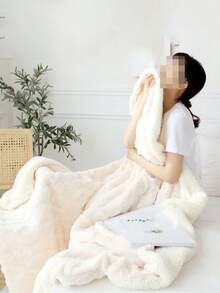 1条乳白色涤纶雪帕双面毯，纯色波浪纹双层毯，四季皆宜，保暖柔软，简约时尚的床罩，适用于卧室、沙发、办公室、沙发床，轻薄涤纶材质，透气性好，可作空调毯使用。 - 米色 - 查看 9