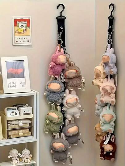 1个多功能梯形展示架及挂绳，适用于娃娃，高度可调节，用于整理和展示娃娃，是娃娃收藏和展示的理想之选。可存放帽子、围巾和其他物品。