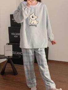 两件套女士格子印花法兰绒蓬松睡衣套装，圆领长袖上衣搭配长裤，秋冬季保暖舒适。