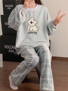 两件套女士格子印花法兰绒蓬松睡衣套装，圆领长袖上衣搭配长裤，秋冬季保暖舒适。