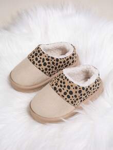 1 Paio di nuovi ciabattine da bambino stile basso in camoscio sintetico color cachi, con fodera in morbida pelliccia, motivo a pois neri, punta tonda, alla moda, confortevoli, calde, stile casual, adatte per l'uso invernale in casa e all'aperto (il motivo è casuale)