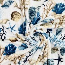 Manta de tiro de vida marina costera: Suave y esponjosa de felpa de terciopelo con tonos calmantes de azules y beige sobre blanco, accesorio para sofá, sofá, silla, cama o dormitorio (Conchas costeras)