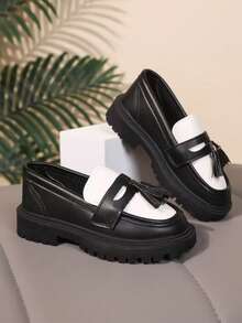 儿童黑白拼布柔软 PU 皮革圆头厚底乐福鞋，新款秋冬款式，适合男孩和女孩，流苏，时尚英伦风格休闲鞋，适合上学、日常穿着和度假