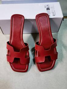 Letnie nowe sandały w kształcie litery H z 2025 roku, proste, codzienne kapcie na plażę dla kobiet, jednolity kolor, eleganckie, skórzane, na plażę, wakacje, do domu, na imprezę, na zewnątrz, lato