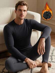 Czarny komplet męskiej bielizny termicznej – polarowa podszewka zapewniająca ciepło, przyjazna dla skóry i oddychająca, zapobiegająca uciskowi, dopasowana, bez efektu puchu, odpowiednia na jesienno-zimową porę roku, dojazdy do pracy, krótkie wypady na łono natury i sen w nocy, idealny prezent na Boże Narodzenie