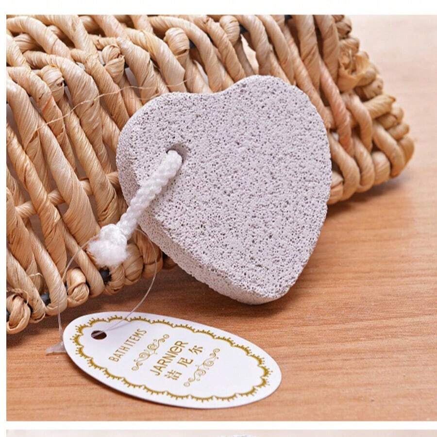 Frotar los pies con piedras flotantes para eliminar los callos, moler los pies con piedras en forma de corazón