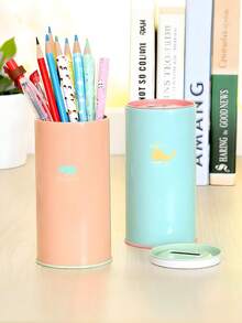 圆形金属小猪存钱罐，饰有多色动物图案（例如羚羊、大象、海豚），也可作笔筒使用，适合学生、返校季、毕业季、办公桌装饰，也是情人节、斋月期间的绝佳礼物。 - 彩色 - 查看 7