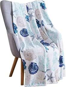 Manta de tiro de vida marina costera: Suave y esponjosa de felpa de terciopelo con tonos calmantes de azules y beige sobre blanco, accesorio para sofá, sofá, silla, cama o dormitorio (Conchas costeras)